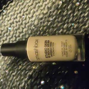 Smashbox 15 hour wear hydrating foundation